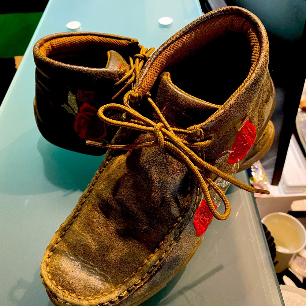 Twisted X Rose embroidered western shoes.